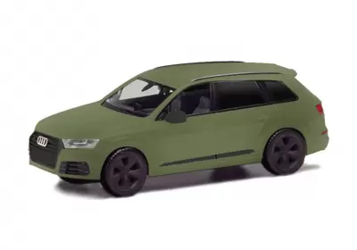 Audi Q7 z przyciemnianymi szybami, oliwkowy