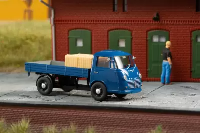 Ciężarówka niskoburtowa Goliath Express 1100  niebieska ze skrzyniami