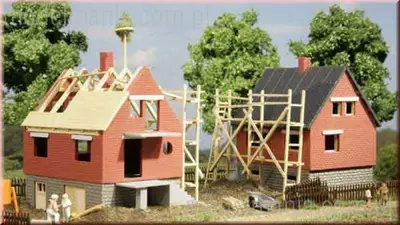 Dwa domy w budowie