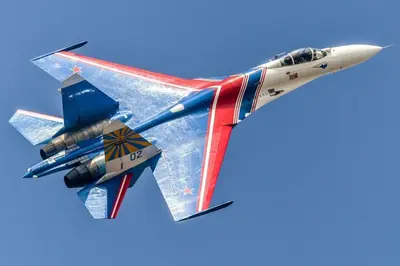 Rosyjski samolot akrobatyczny SU-27 Flanker B Russian Knights