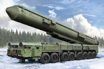 Sowiecka wyrzutnia rakiet 15U175 TEL z pociskiem RS-12M1 Topol