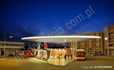 Nowoczesny budynek dworca autobusowego z przystankiem z oświetleniem LED