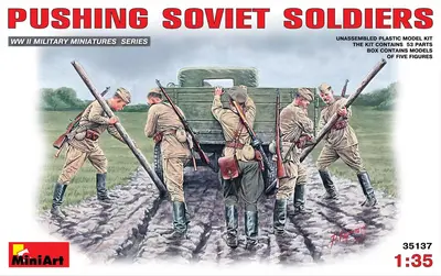 Sowieccy żołnierze wypychający ciężarówkę z błota