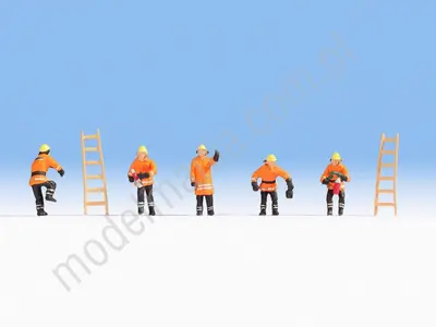 Strażacy w pomarańczowych strojach ochronnych