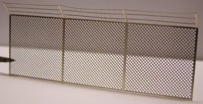 Fototrawione ogrodzenie z drutem kolczastym (69 mm x 28,5 mm)