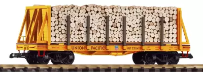Wagon towarowy platforma UP załadowany drewnem