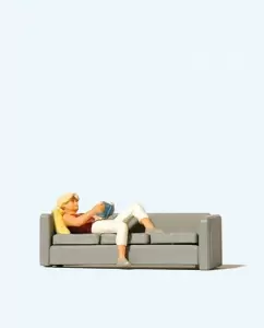 Kobieta czytająca na sofie