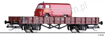 Wagon towarowy platforma R 10 z załadowanym samochodem Matador Kolejowa Straż Pożarna