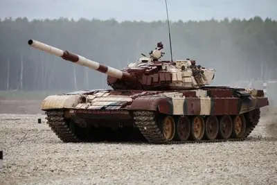 Radziecki czołg T-72B1  (z pancerzem reaktywnym kontakt-1)