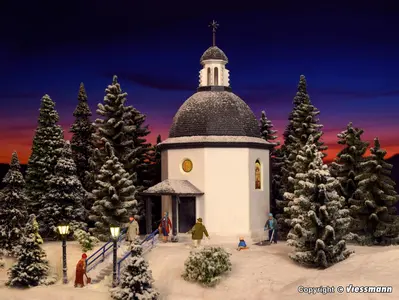 Kaplica pamięci Cicha Noc z oświetleniem i śniegiem